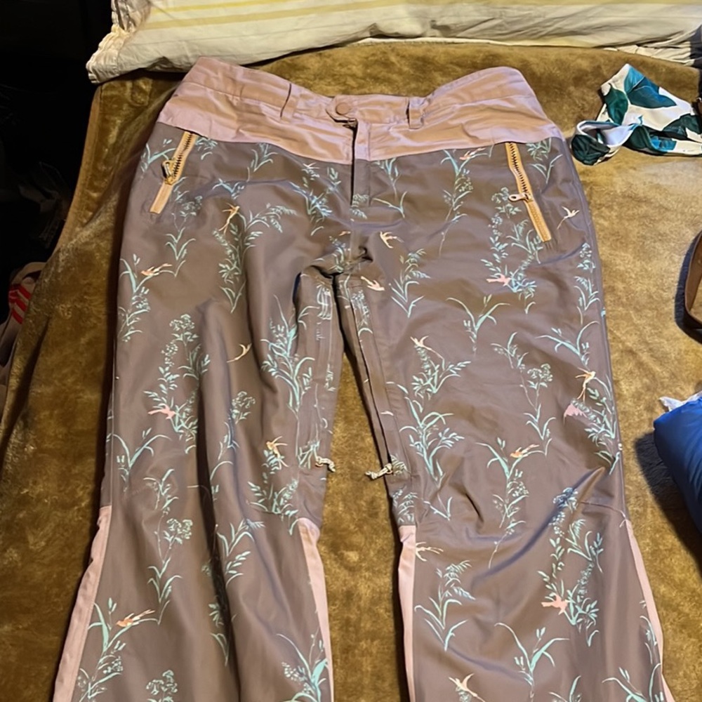 Women’s burton snowboard pants. Worn a handful of time. Great condition. - Picture 2 of 4